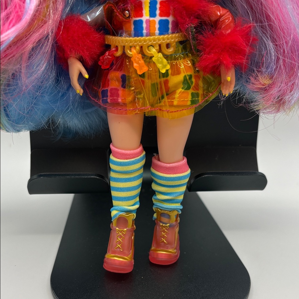 L.O.L. Surprise! Tween Rainbow Pop Doll with Pink, Blue & Yellow Hair - Picture 4 of 12